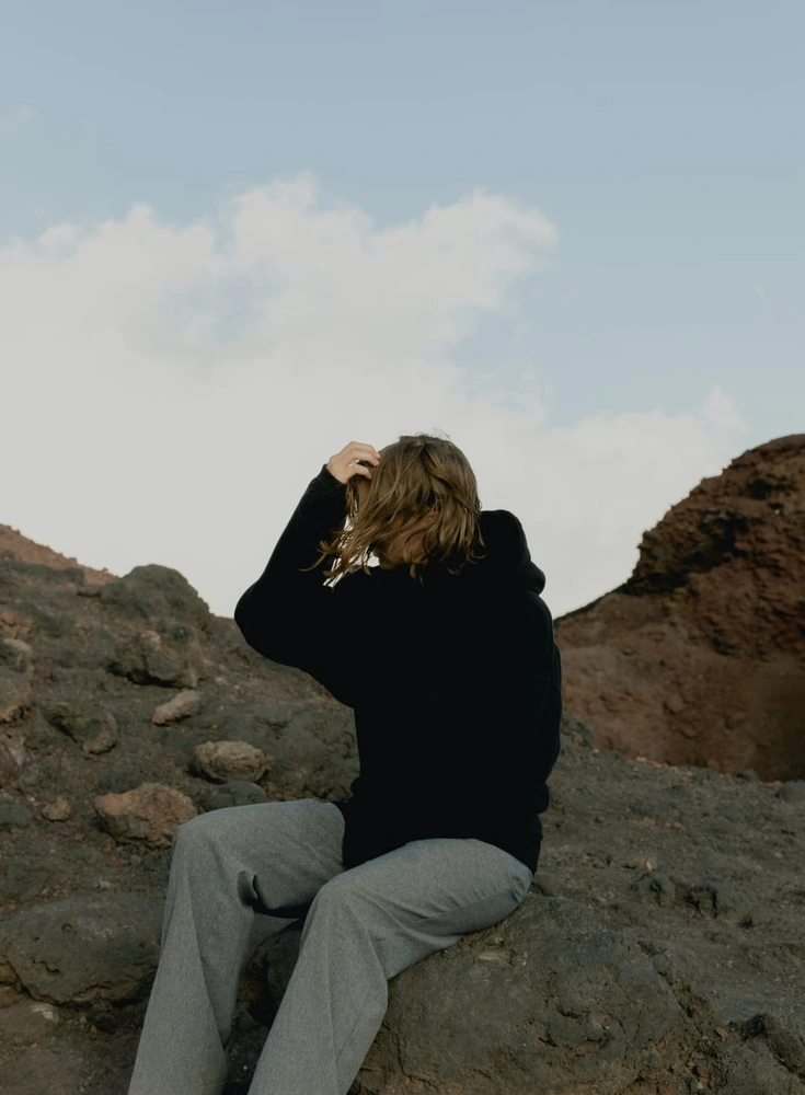 una persona sentada en las rocas
