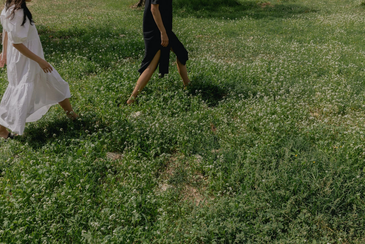 mujeres caminando en la hierba
